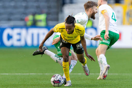 Mjällbys Mamudu Moro och Hammarbys Simon Sandberg