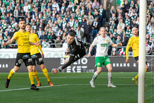 Hammarbys Gustav Ludwigson gör 1-0 bakom Mjällbys Carlos