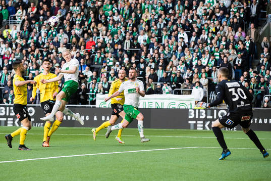 Hammarbys Gustav Ludwigson nickar in 1-0