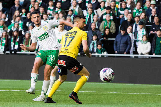 Hammarbys Astrit Selmani med ett skott fröbi Mjällbys
