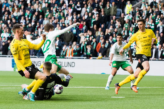 Hammarbys Joel Nilsson går omkull i en duell med Mjällbys