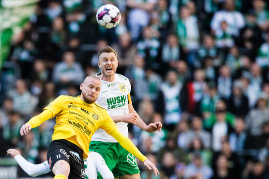 Mjällbys Adam Ståhl i en nickduell med Hammarbys Richard