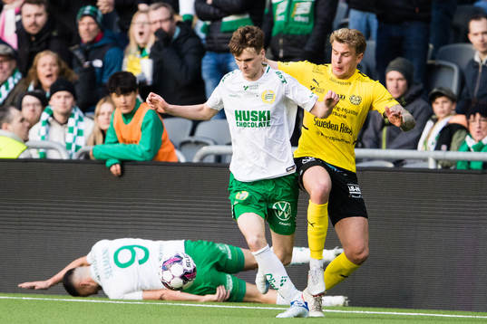 Hammarbys Williot Swedberg i kamp om bollen med Mjällbys