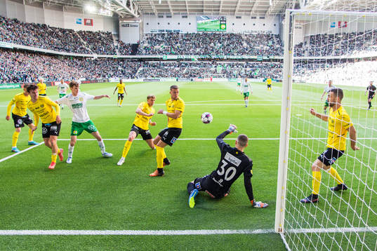 Hammarbys Williot Swedberg med en boll mot Mjällbys