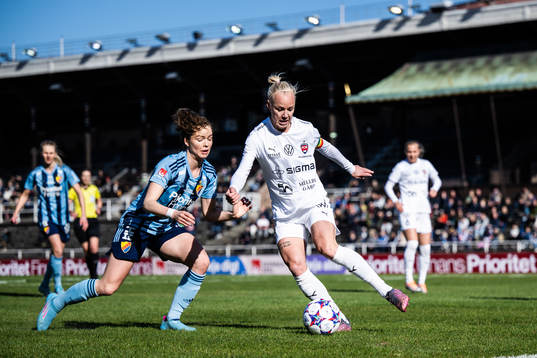 Djurgårdens Julia Walentowicz och Rosengårds Caroline