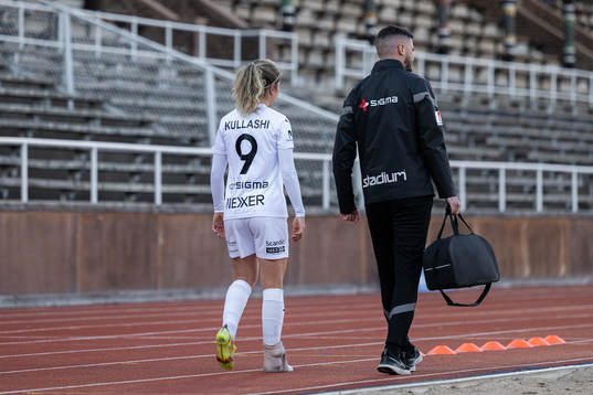 Rosengårds Loreta Kullashi lämnar planen