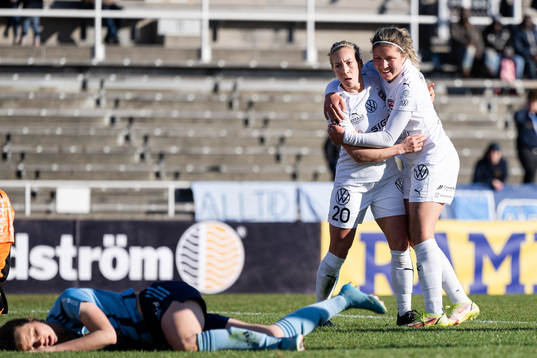Rosengårds Mia Persson jublar med Loreta Kullashi