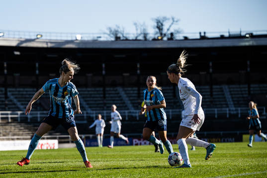 Djurgårdens Emelie Lövgren och Rosengårds Olivia Schough
