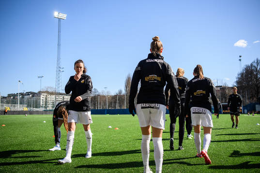 Häckens Anna Julia Csiki värmer upp