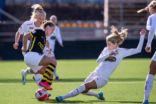 s Chinyelu Asher och Häckens Andrine Stolsmo Hegerberg