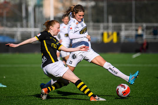 s Caroline Murray och Häckens Andrine Stolsmo Hegerberg