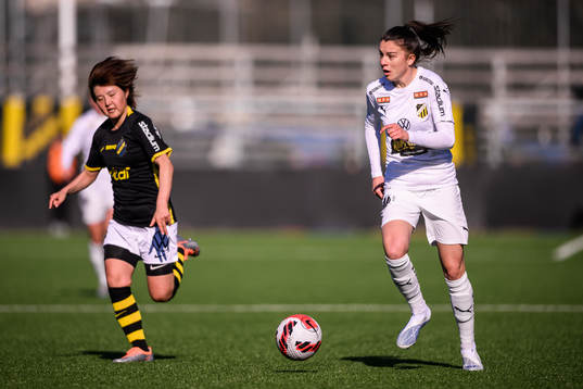 s Honoka Hayashi och Häckens Anna Julia Csiki