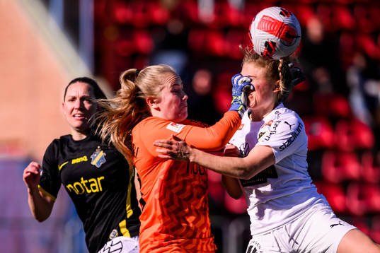s målvakt Milla-Maj Majasaari och Häckens Agla Maria