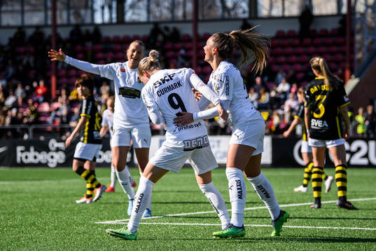 Häckens Filippa Curmark jublar