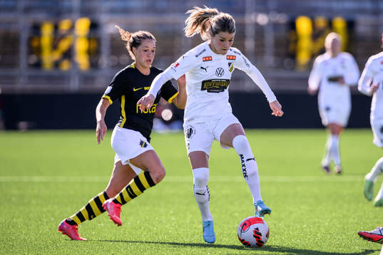 s Chinyelu Asher och Häckens Andrine Stolsmo Hegerberg