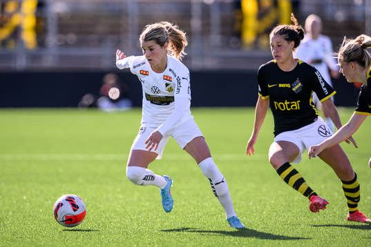 s Chinyelu Asher och Häckens Andrine Stolsmo Hegerberg