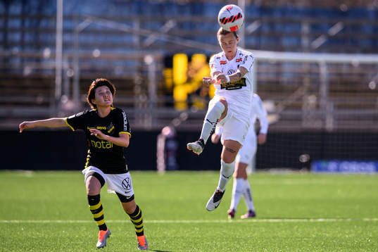 s Honoka Hayashi och Häckens Marika Bergman Lundin