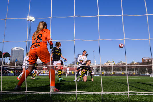 s målvakt Milla-Maj Majasaari, Jennie Nordin och Evelina