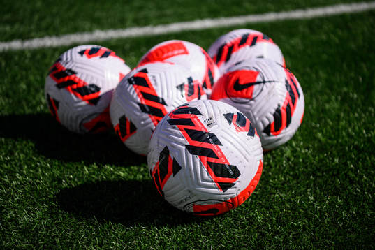 Fotbollar på en konstgräsplan