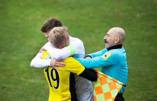 En Rosengårds-spelare kramar spontant om IFK Hässleholms