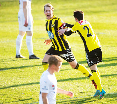IFK Hässleholms Robin Strömberg har gjort 1-0 och jublar