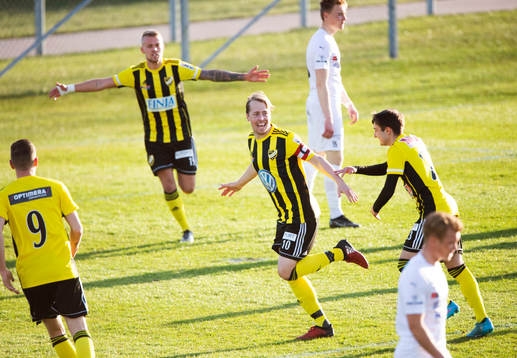IFK Hässleholms Robin Strömberg har gjort 1-0 och jublar