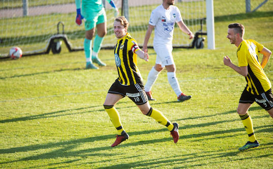 IFK Hässleholms Robin Strömberg har gjort 1-0 och jublar