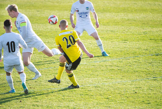 IFK Hässleholms Olle Kjellman Olblad skjuter i matchen i