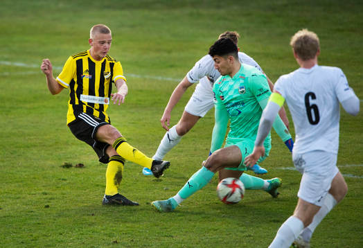 IFK Hässleholms Olle Kjellman Olblad skjuter mål i