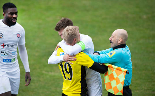 Fair play, en Rosengårds-spelare kramar IFK Hässleholms