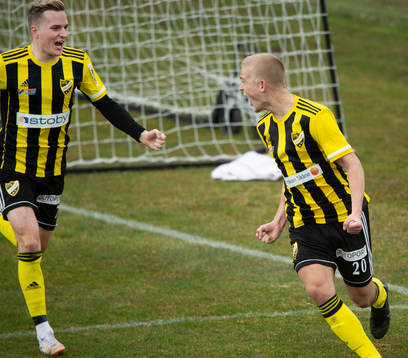 IFK Hässleholms Robin Strömberg har gjort 1-0 och jublar