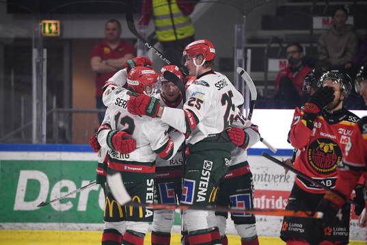 Frölundas Patrik Carlsson jublar med lagkamrater