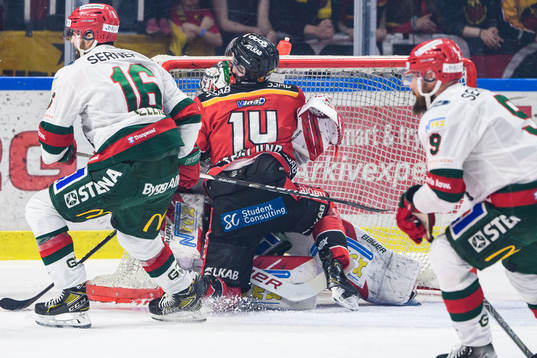 Luleås Jonas Berglund knuffas in i Frölundas målvakt