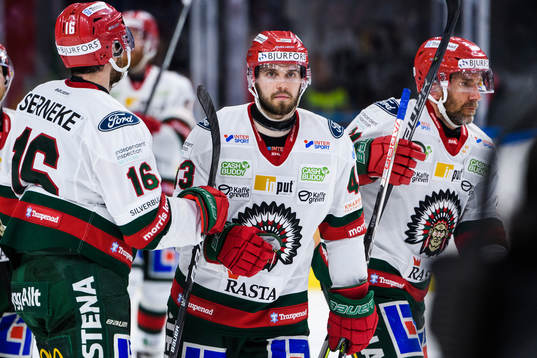 Frölundas Michael Spacek jublar med lagkamrater