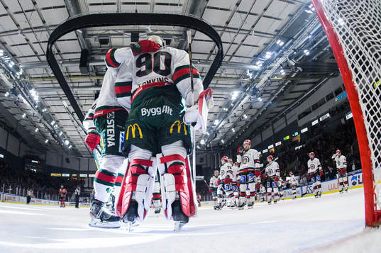 Frölundas målvakt Matthew Tomkins jublar med lagkamrater