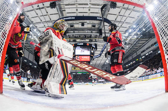 Luleås Jack Connolly, målvakt Joel Lassinantti och Filip