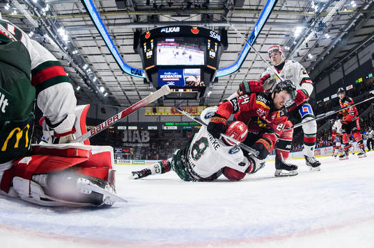 Frölundas Viktor Ekbom och Luleås Brendan Shinnimin i