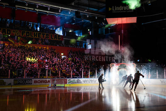 Luleås spelare åker in på isen