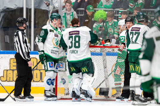 Färjestads målvakt Dominik Furch har problem med sin mask
