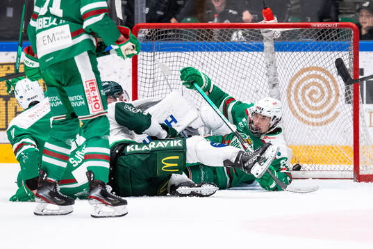 Rögles Marco Kasper faller i samband med Rögles 3-4 mål