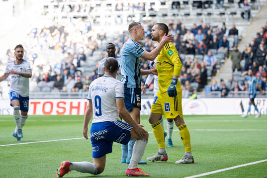 Djurgårdens Piotr Johansson och IFK Norrköpings målvakt