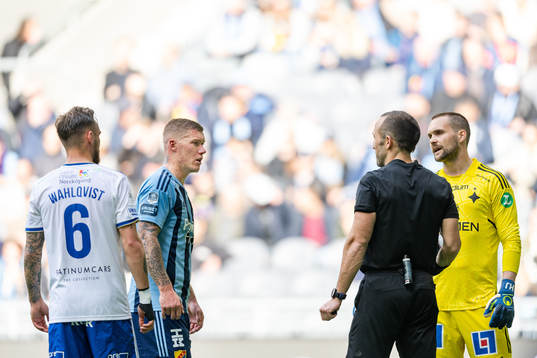 Djurgårdens Victor Edvardsen och IFK Norrköpings målvakt