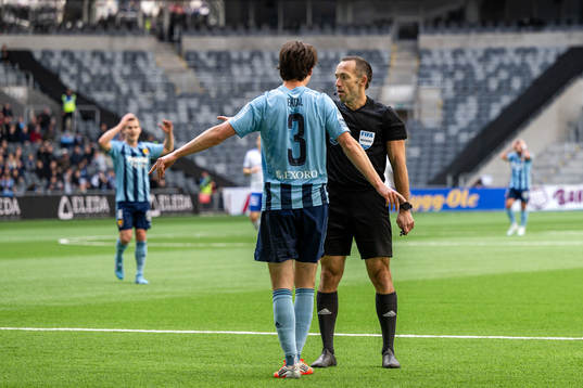 Djurgårdens Hjalmar Ekdal och domare Kaspar Sjöberg