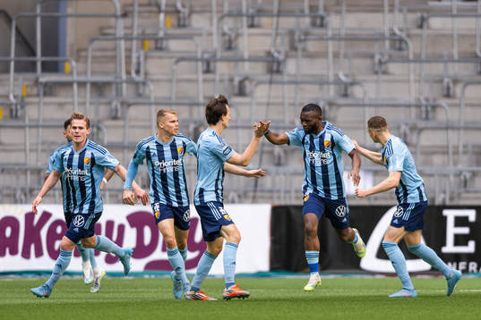 Djurgårdens spelare jublar med Emmanuel Banda