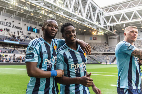 Djurgårdens Emmanuel Banda och Joel Asoro jublar