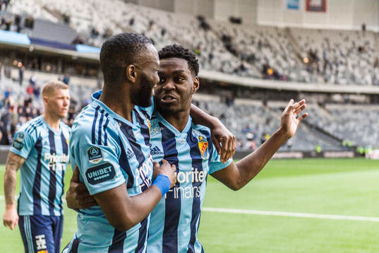 Djurgårdens Emmanuel Banda och Joel Asoro jublar
