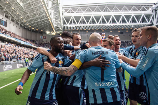 Djurgårdens Emmanuel Banda och Joel Asoro jublar