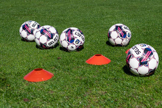 Fotbollar före fotbollsmatchen i Allsvenskan mellan