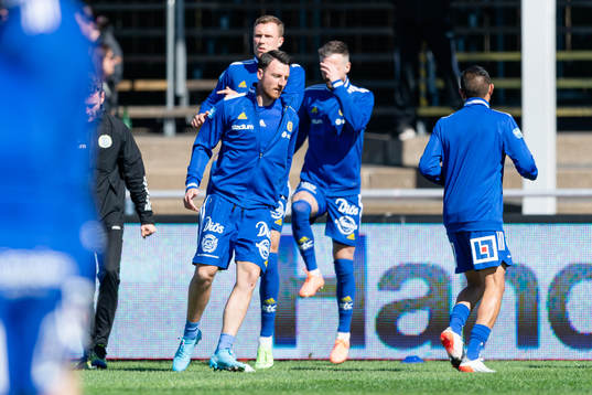Sundsvalls spelare värmer upp före fotbollsmatchen i