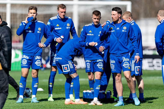 Sundsvalls spelare värmer upp före fotbollsmatchen i